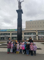 Возложение цветов к обелиску «Ника — 50-летия Победы». Возложение цветов к обелиску «Ника — 50-летия Победы».
